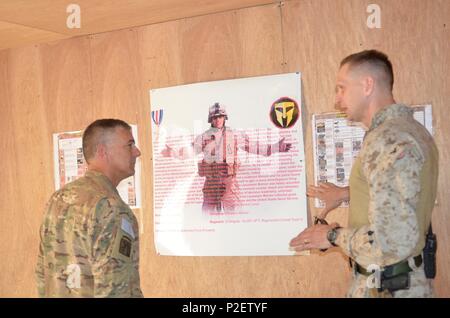 Generalleutnant Stephen J. Townsend, Links, Kommandeur der Combined Joint Task Force - inhärenten lösen, ist von Col. Samuel C. Kochen, Kommandeur der Task Force Al Taqaddum im Camp Manion, Irak, September 2016 begrüßt. Combined Joint Task Force-Operation inhärenten Lösen ist eine multinationale Anstrengung zu schwächen und Islamischer Staat im Irak und der Levante Operationen im Nahen Osten zerstören und rund um die Welt. (U.S. Marine Corps Foto vom Kapitän Ryan E. Alvis) Stockfoto