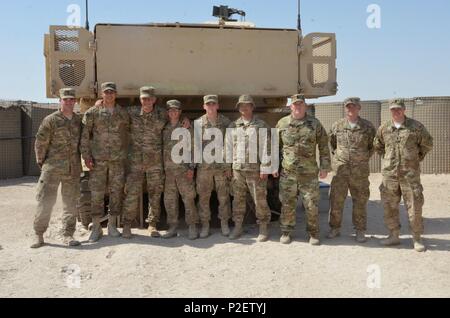 Lt. Gen Stephen J. Townsend, Links, Kommandeur der Combined Joint Task Force - inhärenten Lösen Besuche mit Charlie Batterie, 4.BATAILLON, 1 Field Artillery Regiment, 3. Brigade Combat Team, 1. Panzerdivision, Task Force Al Taqaddum, Camp Manion, Irak, September 2016. Combined Joint Task Force-Operation inhärenten Lösen ist eine multinationale Anstrengung zu schwächen und Islamischer Staat im Irak und der Levante Operationen im Nahen Osten zerstören und rund um die Welt. (U.S. Marine Corps Foto vom Kapitän Ryan E. Alvis) Stockfoto