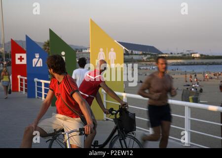 Spanien - Katalonien - Barcelonés (Kreis) - Barcelona. Barcelona; Paseo Marítimo junto a la Playa / Platja de la Mar Bella; al fondo Placa fotovoltaica del Parc del Fórum (BICI). Stockfoto