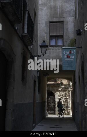 Spanien - Katalonien - Barcelonés (Kreis) - Barcelona. Barcelona; Calle/Carrer de Sant Vicenç (Barrio de El Born/La Ribera); bici. Stockfoto