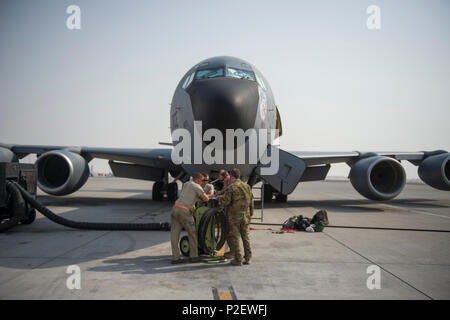 Besatzungsmitglieder aus der 340 Expeditionary Air Refuelling Squadron bereiten sich in einer KC-135 Stratotanker, bevor Sie eine Betankung Mission über den Irak zur Unterstützung der Operation inhärenten Lösen, 15. September 2016 zu übernehmen. Die KC-135 bietet die Luftbetankung Fähigkeit für die US Air Force und hat in dieser Funktion seit mehr als 50 Jahren übertroffen. (U.S. Air Force Foto: Staff Sgt. Douglas Ellis/Freigegeben) Stockfoto