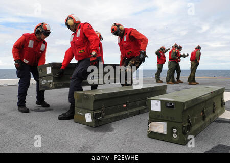 160915-N-HQ 940-031 ATLANTIK. (Sept. 15, 2016) - Marines bewegen ordnance Amphibisches Schiff an Bord der USS Bataan (LHD5). Bataan führt derzeit die Amphibischen Squadron 8 und 24 Marine Expeditionary Unit integrierte Ausbildung. (U.S. Marine Foto von Mass Communication Specialist 2. Klasse Nikolaus Frank Cottone/Freigegeben) Stockfoto