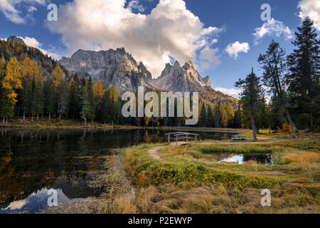 Reflexion, Herbst, Lago Antorno, Cadini Gruppe, Alpen, Dolomiten, Italien Stockfoto