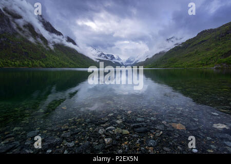 Feder, See, Berge, Schnee, Olden, Romsdal, Norwegen, Europa Stockfoto