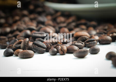 In der Nähe von Kaffee Bohnen auf weißem Holz- Tischplatte Stockfoto