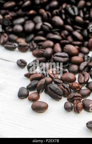 In der Nähe von Kaffee Bohnen auf weißem Holz- Tischplatte Stockfoto