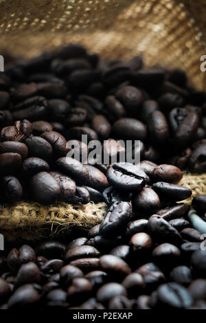 In der Nähe von Kaffee Bohnen auf weißem Holz- Tischplatte Stockfoto