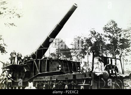 Cañón alemán Montado sobre un vagón de Tren de la región Costera del Norte de Francia. Stockfoto