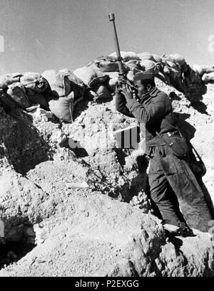 Spanischer Bürgerkrieg. American volunteer auf Look-out mit periskop in der vorderen Linie Gräben. Stockfoto