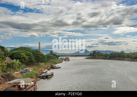 Von der Brücke in Pakse in Laos mit Blick auf Xe Don Fluss ein Nebenfluss des Mekong. Stockfoto