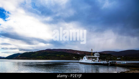 Die corran Fähre, die Autos und Passagiere über Loch Linnhe in den Highlands von Schottland. Stockfoto