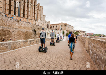 Touristen auf dem segwayz im Dalt Murada in der Altstadt von Palma, Palma, Mallorca, Spanien, Europa Stockfoto