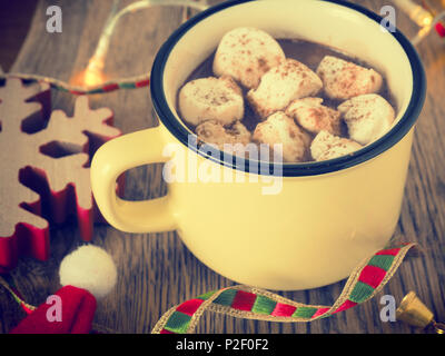 Heiße Schokolade mit Marshmallows und Zimt, Weihnachten Drink mit Dekoration Stockfoto