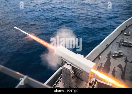 160918-N-JH 293-017 Gewässer in der Nähe von Guam (Sept. 18, 2016) Die amphibious Transport dock Schiff USS Green Bay (LPD 20) startet eine Rolling airframe Missile (RAM) für eine Live-fire Übung während der Valiant Shield 2016. Valiant Shield 2016 Ist eine Biennale, USA - nur, Field Training übung (Ftx) mit dem Fokus auf die Integration der gemeinsamen Ausbildung der US-Streitkräfte. Green Bay, Teil der Bonhomme Richard Expeditionary Strike Group mit 31 Marine Expeditionary Unit eingeschifft, beteiligt sich an Valiant Shield in einer Bemühung, naval Integration und gemeinsame Funktionen im Falle des Konflikts, der Kontingenz zu erhöhen, Stockfoto