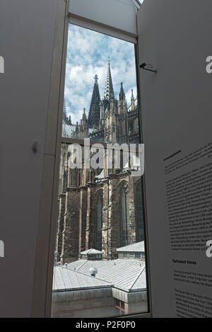 Blick aus einem Fenster des Museum Ludwig auf die Kathedrale, die Kirche von St. Peter, Köln, Deutschland Stockfoto