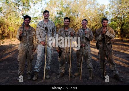 Us Marine Teilnehmer der Übung Kowari posieren für ein Gruppenfoto im Daly River Region, Northern Territory, Australien, am 8. September 2016. Der Zweck der Übung Kowari sollen die Vereinigten Staaten, Australien und China's Freundschaft und Vertrauen, die trilaterale Zusammenarbeit in der Indo-Asia-Pazifik-Region. (U.S. Marine Corps Foto von Lance Cpl. Osvaldo L. Ortega III) Stockfoto