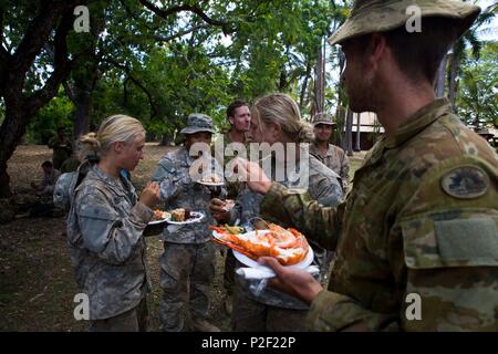 Ein US-Marine, US-Soldaten und der Australischen Armee Soldaten essen ihre erste richtige Mahlzeit in zwei Wochen für das Ende der Übung Kowari im Daly River Region, Northern Territory, Australien, am 8. September 2016. Der Zweck der Übung Kowari sollen die Vereinigten Staaten, Australien und China's Freundschaft und Vertrauen, die trilaterale Zusammenarbeit in der Indo-Asia-Pazifik-Region. (U.S. Marine Corps Foto von Lance Cpl. Osvaldo L. Ortega III) Stockfoto