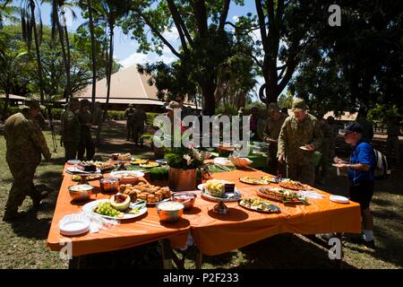 Us-Marines, Australische Soldaten, und People's Liberation Army Soldaten feiern das Ende der Übung Kowari im Daly River Region, Northern Territory, Australien, am 8. September 2016. Der Zweck der Übung Kowari sollen die Vereinigten Staaten, Australien und China's Freundschaft und Vertrauen, die trilaterale Zusammenarbeit in der Indo-Asia-Pazifik-Region. (U.S. Marine Corps Foto von Lance Cpl. Osvaldo L. Ortega III) Stockfoto