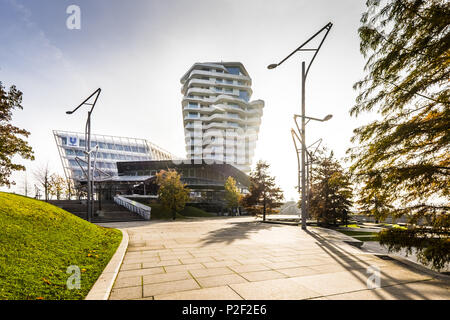 Herbstliche Stimmung in der Hamburger Hafencity an der Marco Polo Tower, Hamburg, Norddeutschland, Deutschland Stockfoto