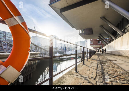 Herbstliche Stimmung in der Hamburger Hafencity am Sandtorkai, Hamburg, Norddeutschland, Deutschland Stockfoto