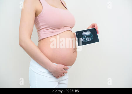 7/8 shot der schwangeren Frau mit Ultraschall Bild Scannen Stockfoto