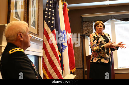 Armee Generalleutnant (im Ruhestand) Susan Lawrence (rechts) Adressen Generalmajor Lawrence' Wayne" Brock III, den letzten Kommandeur der 311.- Signal (Theater) und ehemaliger Kommandant der 335.- Signal (Theater) in Greer, South Carolina während einer Zeremonie für den Ruhestand Brock Sept. 1. Brock war mehr als 36 Jahre ehrenvollen und treuen Dienst in der Armee Finden und Army National Guard. Stockfoto