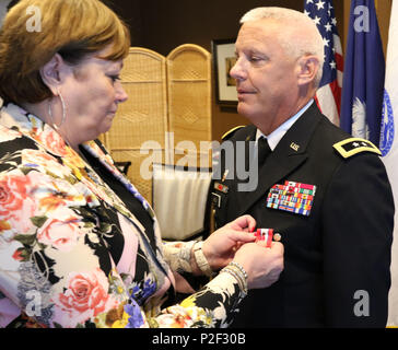 Armee Generalleutnant (im Ruhestand) Susan Lawrence (links) Pins auf dem Verdienstorden Generalmajor Lawrence' Wayne" Brock III, den letzten Kommandeur der 311.- Signal (Theater) und ehemaliger Kommandant der 335.- Signal (Theater) während Brock retirement Zeremonie in Greer, South Carolina Sept. 1. Brock war mehr als 36 Jahre ehrenvollen und treuen Dienst in der Armee Finden und Army National Guard. Stockfoto