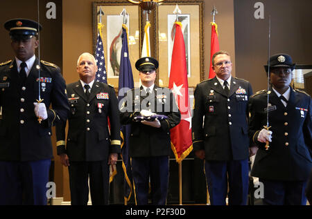 Armee finden Generalmajor Lawrence' Wayne" Brock III (zweiter von links) steht mit Soldaten aus Color Guard der 335.- Signal und Command Sgt. Maj. William Bostic, command Sergeant Major, 228Th Theater taktische Signal Brigade, die nach dem Überschreiten der Farben bei einer Pensionierung Zeremonie für Brock in Greer, South Carolina, Sept. 1. Brock war mehr als 36 Jahre ehrenvollen und treuen Dienst in der Army National Guard und der Armee finden. Brock der letzte Befehl war die 311.- Signal (Theater) in Hawaii. Er hat auch die 335.- Signal (Theater) Geboten basieren Stockfoto