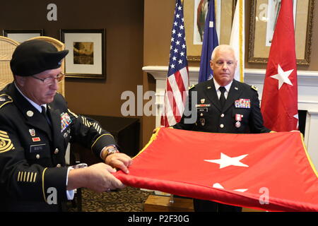 Army National Guard Command Sgt. Maj. William Bostic (links), command Sergeant Major, 228Th Theater taktische Signal Brigade unterstützen Armee-reserve Generalmajor Lawrence' Wayne" Brock III, den letzten Kommandeur der 311.- Signal (Theater) und ehemaliger Kommandant der 335.- Signal (Theater) in Vorbereitung auf den Fall der 2-Sterne Flagge während Brock retirement Zeremonie in Greer, South Carolina Sept. 1. Brock war mehr als 36 Jahre ehrenvollen und treuen Dienst in der Armee Finden und Army National Guard. Stockfoto