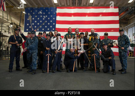 160901-N-MZ 309-139 SAN PEDRO, Kalifornien (Sept. 1, 2016) - Ritter von der Familie Dinner theater Restaurant mittelalterliche Zeiten für ein Foto mit Matrosen zu Amphibisches Schiff USS America (LHA 6) in den Hangar Bucht während der Eröffnungs-Los Angeles Flotte Woche zugewiesen. Flotte Woche bietet der Öffentlichkeit die Möglichkeit, Schiffe zu Tour, treffen Segler, Marines, und die Mitglieder der Küstenwache und ein besseres Verständnis dafür, wie das Meer Service der nationalen Verteidigung der Vereinigten Staaten und die Freiheit der Meere Unterstützung gewinnen. (U.S. Marine Foto von Mass Communication Specialist 1. Klasse Ryan Riley/Releas Stockfoto