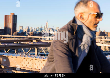 Radfahrer auf der Brooklyn Bridge, Empire State Building, Manhattan, New York City, USA, Nordamerika Stockfoto