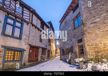 Frankreich, Puy de Dome, Châtel-Guyon, die Altstadt mit ihren Fachwerkhaus mittelalterlichen Häusern, von denen das Haus der Metzger XV Jahrhundert auf der rechten Seite, im Regionalen Naturpark Livradois Forez Stockfoto