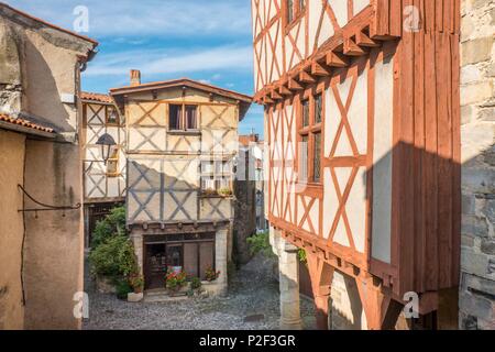 Frankreich, Puy de Dome, Châtel-Guyon, die Altstadt mit ihren Fachwerkhaus mittelalterlichen Häusern, von denen das Haus der Metzger XV Jahrhundert auf der rechten Seite, im Regionalen Naturpark Livradois Forez Stockfoto