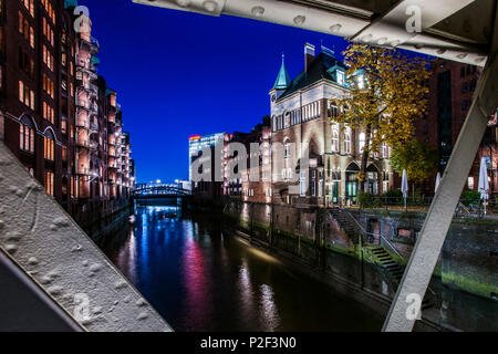 Blick auf die Watercastle in der alten Speicherstadt in der Dämmerung, Hafencity Hamburg, Norddeutschland, Deutschland Stockfoto