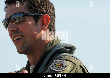 California Air National Guard Kapitän Matthew Junge, ein Expeditionary 194th Fighter Squadron F-15C Eagle Fighter Aircraft Pilot, spricht mit Mannschaft Leiter auf der Flightline an Graf Ignatiewo, Bulgarien, Sept. 8, 2016. Vier der die Staffel F-15 Cs wird gemeinsame NATO Air Policing Missionen mit der bulgarischen Luftwaffe souveränen Luftraum des Gastlandes zu Verhalten der Polizei. Die Staffel vorwärts zu Graf Ignatiewo von Campia Turzii, Rumänien, wo sie auf ein Theater Security Package Deployment zu Europa dienen als Teil der Operation "Atlantic Lösung bereitgestellt. (U.S. Air Force Foto: Staff Sgt. Joe W. McFadd Stockfoto