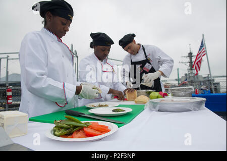 160901-N-LD 343-002 SAN PEDRO, Kalifornien (Sept. 1, 2016) - Von links, kulinarische Specialist 1. Klasse Shameka Hooker, kulinarische Specialist 3. Klasse Brittney Wilson, und kulinarischen Specialist 2. Klasse Anabel Aquino, alle zugewiesenen Amphibisches Schiff USS America (LHA 6), für den TV pre vorbereiten - Aufnahme der ersten Kochwettbewerb Kombüse Kriege, gehalten auf dem Schlachtschiff Iowa Memorial, während der Eröffnungs-Los Angeles Flotte Woche. In diesem Jahr wird der Amphibisches Schiff USS America (LHA 6) konkurriert mit Mine Countermeasure Schiff USS Champion (MCM 4), Coast Guard Base Los Angeles/Long Beach, und EIN Stockfoto