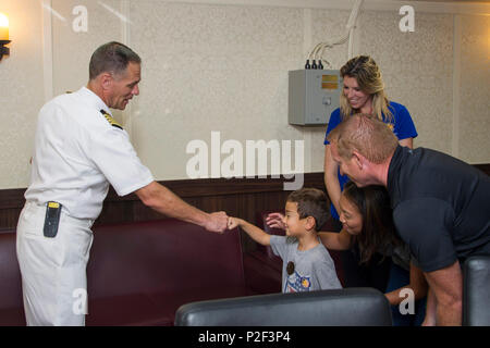 160901-N-FO 981-005 SAN PEDRO, Kalifornien (Sept. 1, 2016) - Kapitän Joseph R. Olson, kommandierender Offizier der Amphibisches Schiff USS America (LHA 6), "Faust - Stösse" ein Kind touring das Schiff, während der Eröffnungs-Los Angeles Flotte Woche. Flotte Woche bietet der Öffentlichkeit die Möglichkeit, Schiffe zu Tour, treffen Segler, Marines, und die Mitglieder der Küstenwache und ein besseres Verständnis dafür, wie das Meer Service der nationalen Verteidigung der Vereinigten Staaten und die Freiheit der Meere Unterstützung gewinnen. (U.S. Marine Foto von Mass Communication Specialist Seaman Jakob Holloway/Freigegeben) Stockfoto