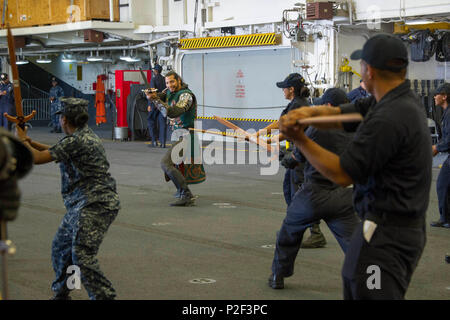 160901-N-FO 981-064 SAN PEDRO, Kalifornien (Sept. 1, 2016) - Ritter von der Familie Dinner theater Restaurant Mittelalter Schwertkampf lehren Techniken zu Matrosen zugeordnet Amphibisches Schiff USS America (LHA 6), während der Eröffnungs-Los Angeles Flotte Woche. Flotte Woche bietet der Öffentlichkeit die Möglichkeit, Schiffe zu Tour, treffen Segler, Marines, und die Mitglieder der Küstenwache und ein besseres Verständnis dafür, wie das Meer Service der nationalen Verteidigung der Vereinigten Staaten und die Freiheit der Meere Unterstützung gewinnen. (U.S. Marine Foto von Mass Communication Specialist Seaman Jakob Holloway/Freigegeben) Stockfoto