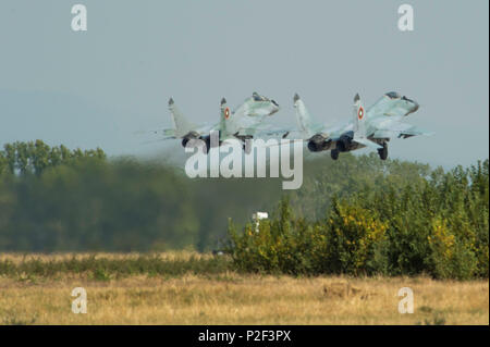 Zwei bulgarischen Luftwaffe Mikoyan MiG-29-Kampfflugzeuge, die dem zugeordnet ist 3 Air Force Base von der Vorstartlinie bei Graf Ignatiewo, Bulgarien, Sept. 8, 2016. Vier F-15C Eagle Kampfflugzeuge aus der Expeditionary 194th Fighter Squadron wird gemeinsame NATO Air Policing Missionen mit der bulgarischen Luftwaffe souveränen Luftraum des Gastlandes zu Polizei Sept. 9-16, 2016. Die Staffel vorwärts zu Graf Ignatiewo von Campia Turzii, Rumänien, wo sie auf ein Theater Security Package Deployment zu Europa dienen als Teil der Operation "Atlantic Lösung bereitgestellt. (U.S. Air Force Foto von Personal Stockfoto