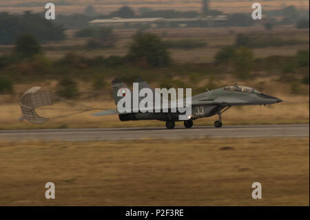 Eine bulgarische Luftwaffe Mikoyan MiG-29 Fulcrum Kampfflugzeuge zum 3. Air Force Base zugeordnet fliegt seinen Fallschirm Releases während einer Landung auf der Flightline während der Gemeinsamen NATO Air Policing an Graf Ignatiewo, Bulgarien, Sept. 8, 2016. Vier Kalifornien und Massachusetts Air National Guards' F-15C Eagle Kampfflugzeuge und rund 75 Flieger von der Expeditionary 194th Fighter Squadron bereitgestellt Graf Ignatiewo, Bulgarien, und wird bereit stehen, als Abfangjäger, vorbereitet, um schnell auf etwaige Verstöße und Zuwiderhandlungen für Sept. 9-16, 2016 Überwachung der Bulgarischen Luftraum reagieren. Das geschwader fo Stockfoto