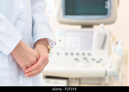 7/8 Schuß von frauenarzt Gynäkologe mit Ultraschall Scanner im Hintergrund Stockfoto