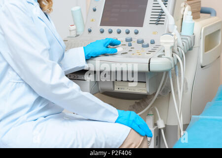 7/8 Schuß von frauenarzt Frauenarzt arbeiten mit Ultraschall Scanner Stockfoto