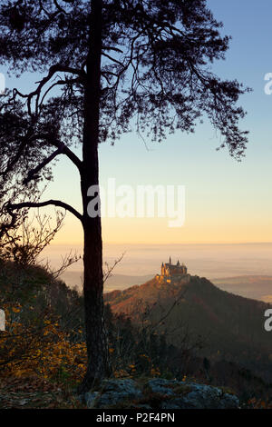 Blick zur Burg Hohenzollern, in der Nähe von Hechingen, Schwäbische Alb, Baden-Württemberg, Deutschland Stockfoto