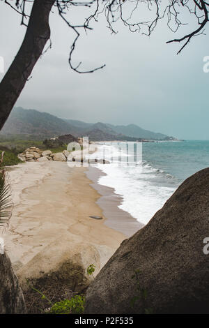 Leere Sandstrand auf dem geschützten Küste der Tayrona Nationalpark Natur in Kolumbien an der karibischen Küste Stockfoto