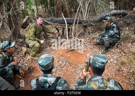 Australische Armee Sgt. Steve Ellis, links, von Nordwesten Mobile Force zeigt der Australischen Armee, US Marine Corps der US Army und Befreiungsarmee personal Chinesen wie Schlingen und Fallen während der Ausbildungsphase der Übung Kowari zu machen, in der Daly River Region des Northern Territory gehalten zu werden, am 1. September 2016. Kowari ist eine australische Armee-gehostete überleben Fähigkeiten trainieren, die Zusammenarbeit im Bereich der Verteidigung zwischen den Truppen aus den USA, Australien und China zu erhöhen. (Australian Defence Force Foto von Cpl. Jake Sims) Stockfoto