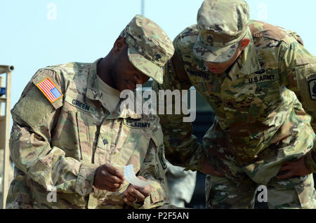 Us-Armee SPC. Greg Grün, eine Wasseraufbereitung Spezialist für Firma A, 173Rd Airborne Brigade Support Battalion, Tests die Qualität von Wasser, Sept. 10, 2016, als Teil der Übung sofortige Antwort 16 in Cerklje, Slowenien. Sofortige Reaktion 16 ist ein multinationales, Brigade level Kommandostellenübung unter Verwendung von computergestützten Simulationen und Übungen aus beiden Ländern, Kroatien und Slowenien. Schulungen wie diese taucht Service Mitglieder in realen Szenarios Einheit Bereitschaft, sich an der Planung, Vorbereitung und Durchführung von Bekämpfung Service Support ope zu verbessern Stockfoto