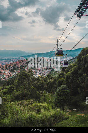 Teleferico Seilbahnen hinauf auf die Berge von Medellin, Kolumbien Stockfoto