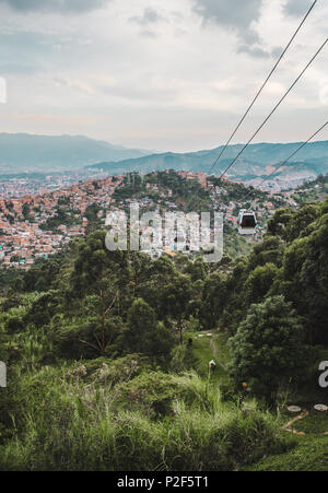Teleferico Seilbahnen hinauf auf die Berge von Medellin, Kolumbien Stockfoto