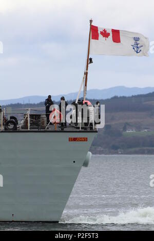 Die Canadian Naval Ensign fliegen vom Heck der HMCS St John's (FFH-340) während ihrer Abreise am Anfang der Übung gemeinsame Krieger 18-1. Stockfoto