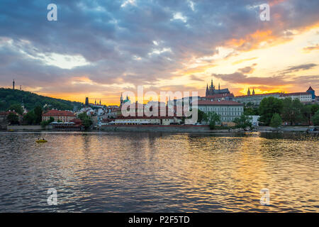 Sonnenuntergang Blick auf die Skyline der Stadt Prag in der Tschechischen Republik. Stockfoto